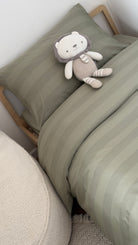 מצעי כותנה מצרית צפיפות 500, עשויים מסיבים דקים וחזקים עם כ-500 חוטים בכל אינץ', מה שהופך אותם לאיכותיים ועמידים לשנים רבות!

מצעים רכים ומפנקים שיהפכו את מיטת התינוק לפינה הכי מפנקת בחדר. כי גם לבייבי שלך מגיע להרגיש כמו בבית מלון! מוצר הדגל שלנו, כותנה מצרית סרוגה באריגת סאטן, באיכות הגבוהה ביותר לחוויית שינה עוטפת ונעימה.