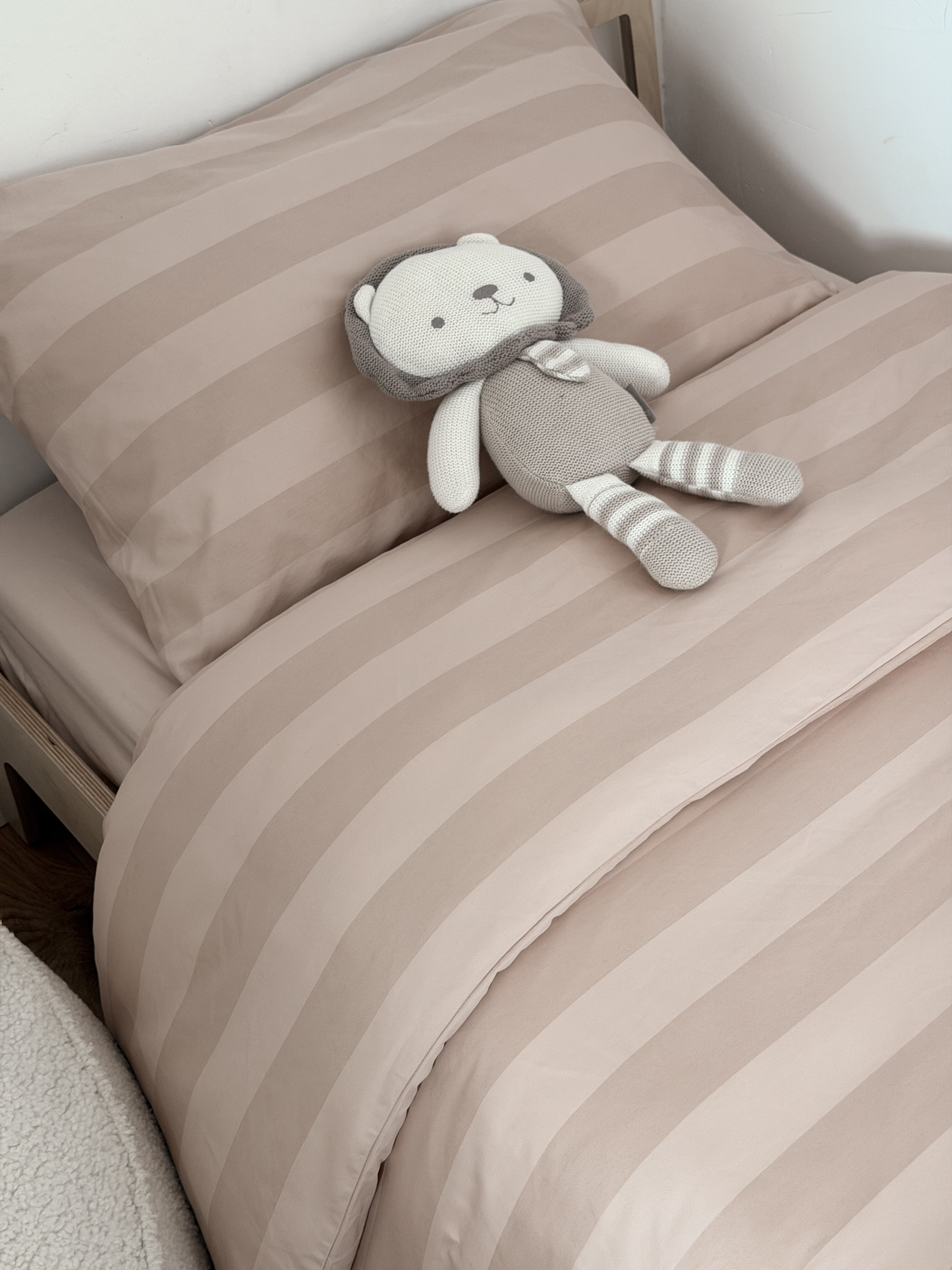 מצעי כותנה מצרית צפיפות 500, עשויים מסיבים דקים וחזקים עם כ-500 חוטים בכל אינץ', מה שהופך אותם לאיכותיים ועמידים לשנים רבות!

מצעים רכים ומפנקים שיהפכו את מיטת התינוק לפינה הכי מפנקת בחדר. כי גם לבייבי שלך מגיע להרגיש כמו בבית מלון! מוצר הדגל שלנו, כותנה מצרית סרוגה באריגת סאטן, באיכות הגבוהה ביותר לחוויית שינה עוטפת ונעימה.