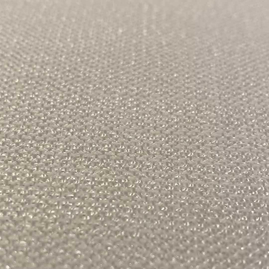 מפה בצבע לבן יפה ומרשימה עם חצאית רחבה המקנה לשולחן מראה חגיגי ויוקרתי ומושלמת לכל אירוע מיוחד.