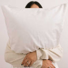 כרית שינה ארוכה ומפנקת בגודל זוגי, במילוי דמוי פלומה מסיבים עדינים ורכים במיוחד. הכרית הינה אנטי-אלרגנית, טבעונית, וללא כל מרכיבים מן החי.