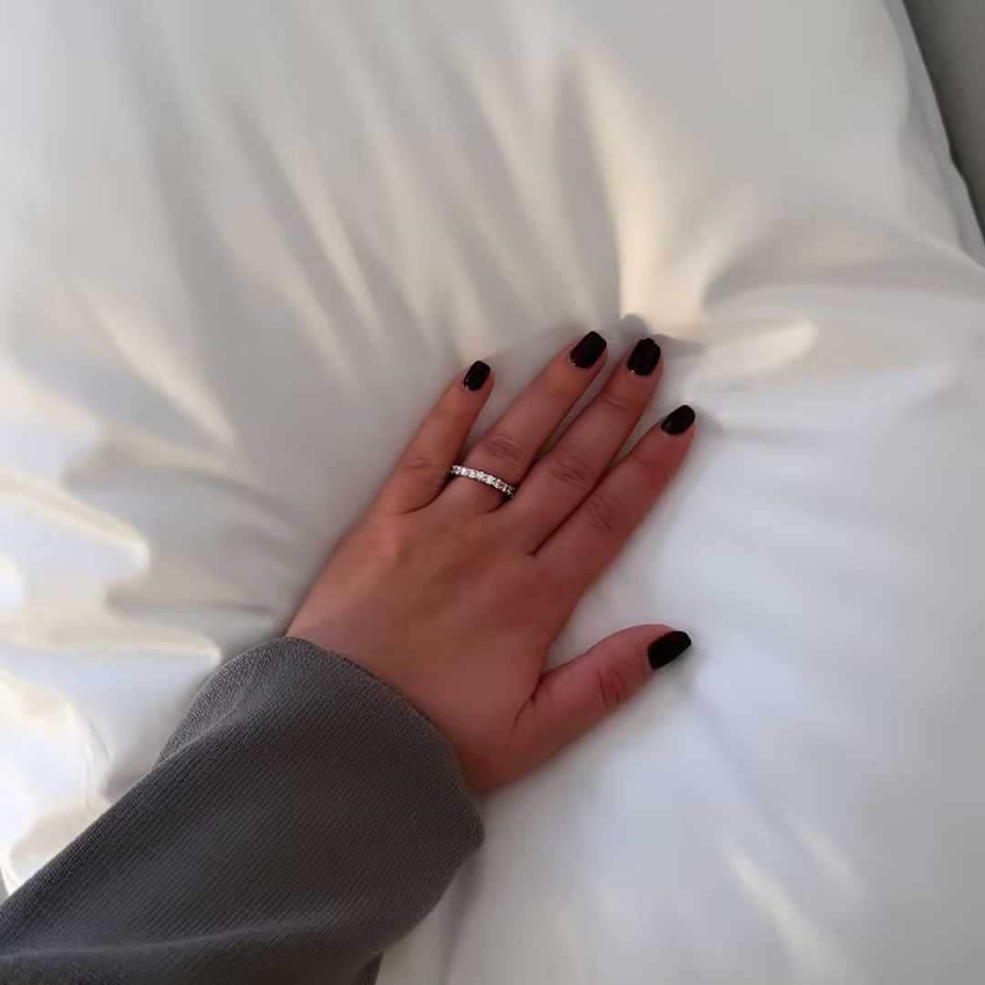 כרית שינה ארוכה ומפנקת בגודל זוגי, במילוי דמוי פלומה מסיבים עדינים ורכים במיוחד. הכרית הינה אנטי-אלרגנית, טבעונית, וללא כל מרכיבים מן החי.