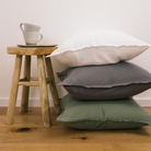 זוג כריות נוי רכות מבד טטרה להוספת סטייל ונוחות לסלון או לחדר השינה.