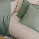 זוג כריות נוי איכותיות עם ציפית מ-100% כותנה אורגנית במרקם טטרה.