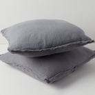 זוג כריות נוי איכותיות עם ציפית מ-100% כותנה אורגנית במרקם טטרה.