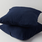 זוג כריות נוי איכותיות עם ציפית מ-100% כותנה אורגנית במרקם טטרה.