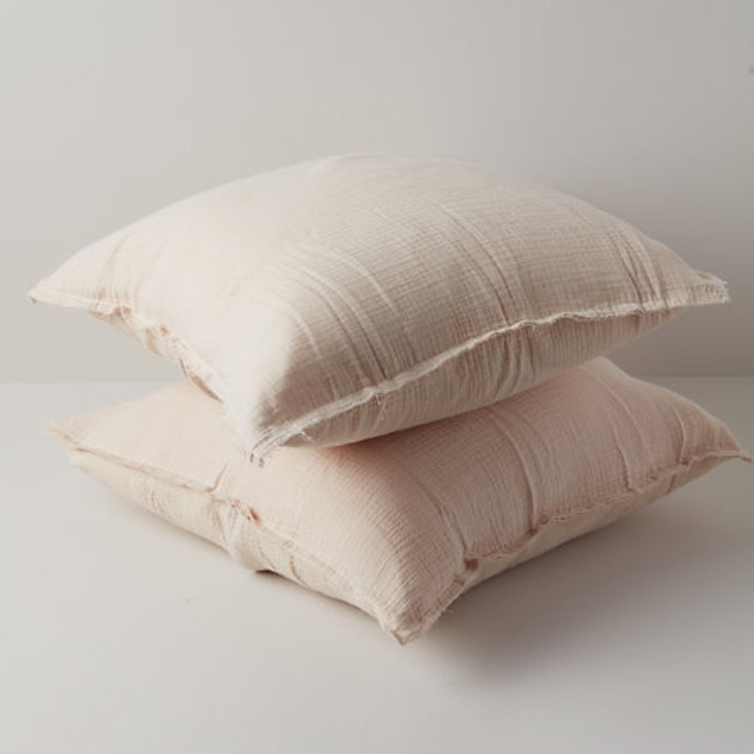 זוג כריות נוי איכותיות עם ציפית מ-100% כותנה אורגנית במרקם טטרה.