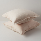 זוג כריות נוי איכותיות עם ציפית מ-100% כותנה אורגנית במרקם טטרה.