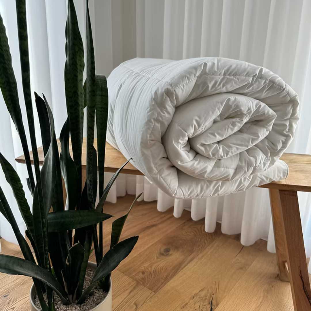 שמיכת חורף עבה במילוי דמוי פלומה מסיבים עדינים ורכים המעניקים תחושה מפנקת ונעימה.