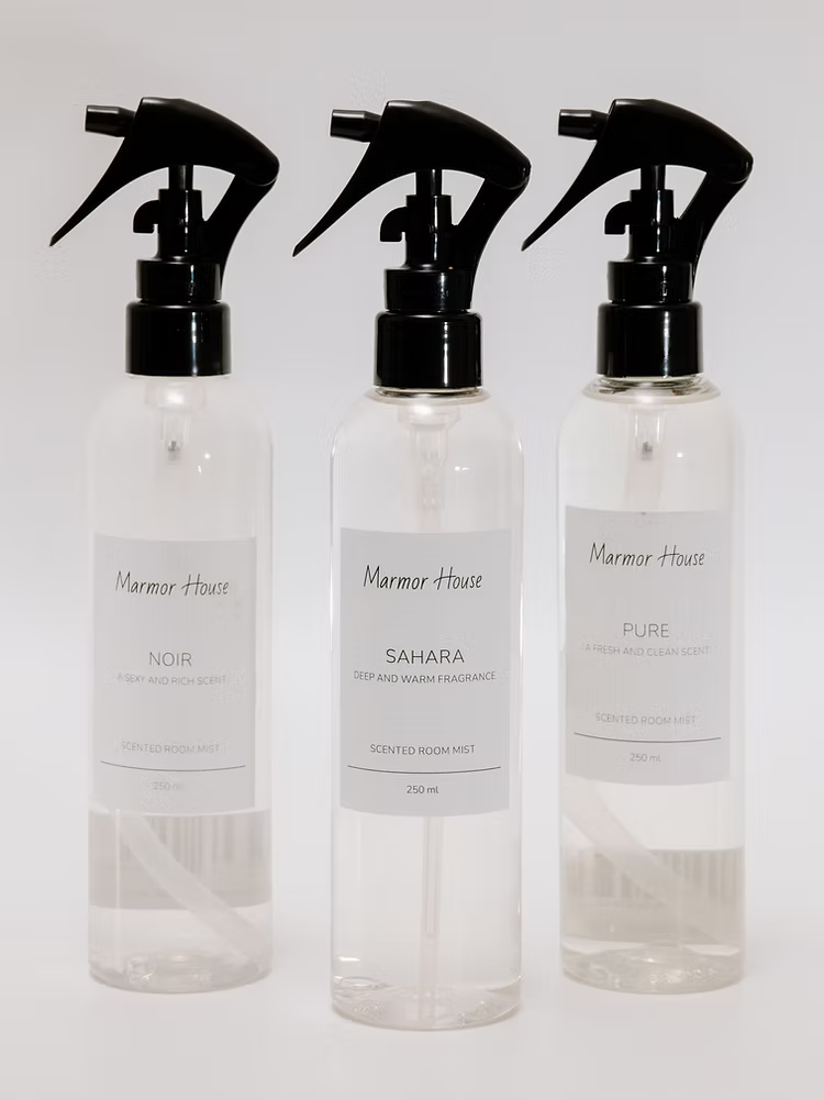 לפעמים כל מה שצריך כדי לשנות את התחושה בחדר הוא ריח טוב. יצרנו עבורך קולקציה של תרסיסים ריחניים&nbsp;בשלושה ניחוחות ייחודיים, שהם הדרך המהירה והאלגנטית ביותר לרענן את הבית, להכניס אווירה חדשה וליצור תחושה של ניקיון ויוקרה שנשארת לאורך זמן.