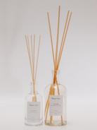 מפיץ הריח שלנו הוא יותר מבושם לחלל – הוא פריט עיצובי. בקבוק הזכוכית המינימליסטי והמקלות האלגנטיים מוסיפים נגיעה של סטייל לכל פינה, ומשחררים לאוויר ניחוח עדין ומתמשך שמקבל את פנייך בכל פעם מחדש.