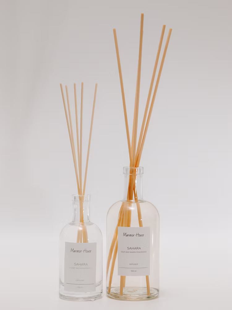 מפיץ הריח שלנו הוא יותר מבושם לחלל – הוא פריט עיצובי. בקבוק הזכוכית המינימליסטי והמקלות האלגנטיים מוסיפים נגיעה של סטייל לכל פינה, ומשחררים לאוויר ניחוח עדין ומתמשך שמקבל את פנייך בכל פעם מחדש.