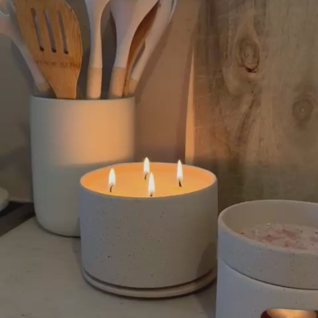 נר יוקרתי המונח בקערת אבן מדברית טבעית בגוון קרם, ומהווה פריט עיצובי ייחודי המכניס חמימות וטבעיות לכל חדר. הנר עשוי משעוות סויה טבעית וממלא את החלל בניחוח SAHARA המרענן והנקי שלנו. הוא מגיע עם מכסה אבן תואם, השומר על הריח ועל מראה מינימליסטי כשהנר אינו בשימוש.