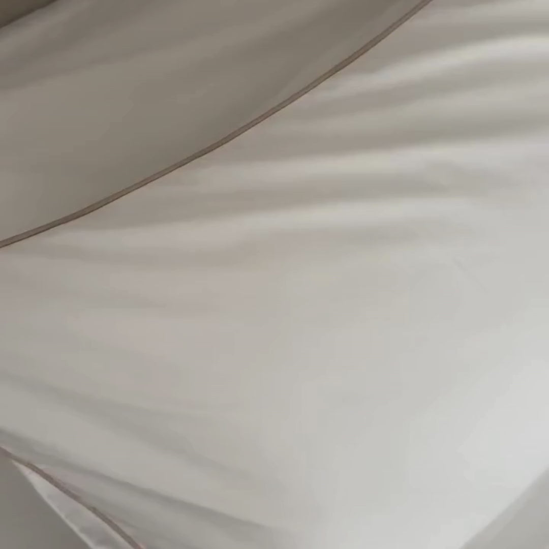 כרית שינה מפנקת במיוחד עם תמיכה רכה, המעניקה תחושה של שקיעה עדינה ועוטפת. הכרית ממולאת בסיבים עדינים ורכים של דמוי פלומה, והיא אנטי-אלרגנית, טבעונית, וללא כל מרכיבים מן החי, ומבטיחה לכם שינה שלווה ובריאה.