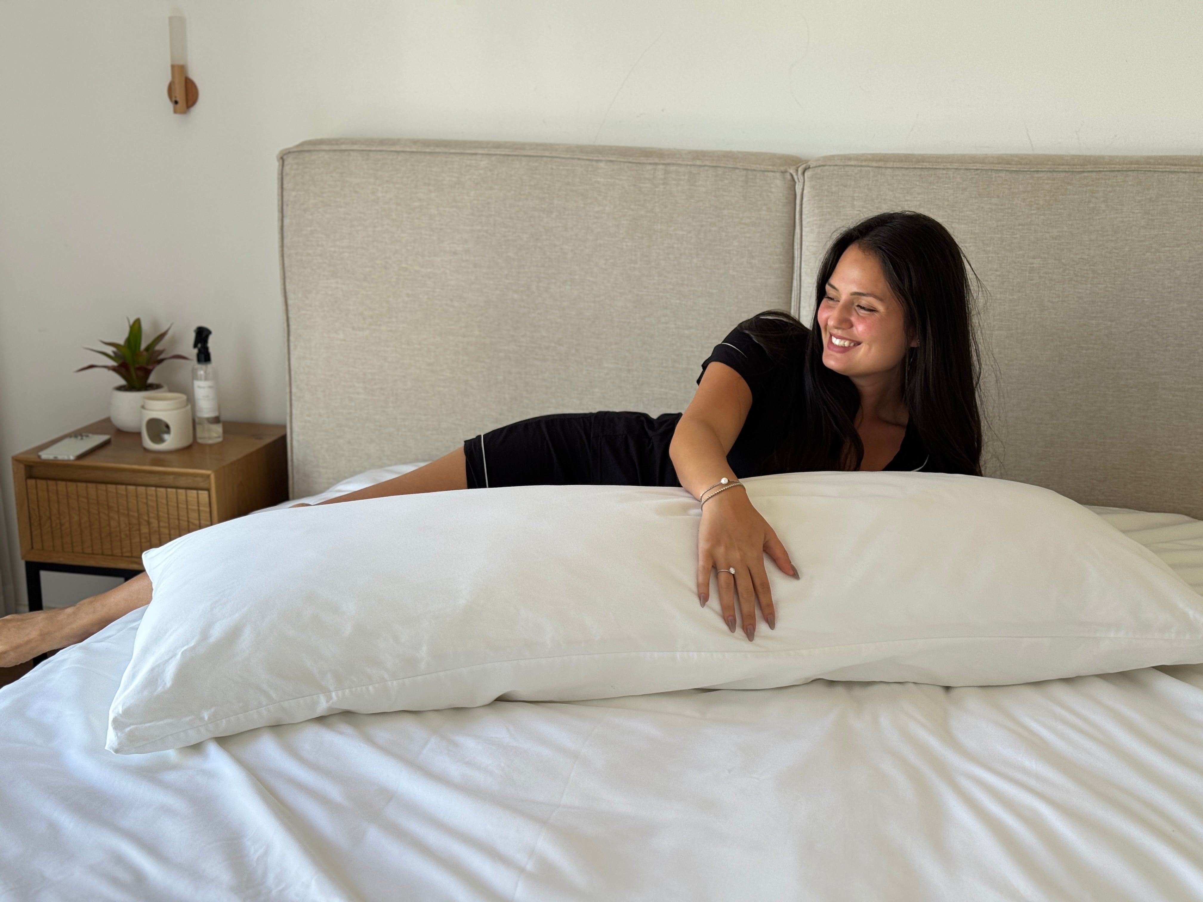 כרית שינה ארוכה ומפנקת בגודל זוגי, במילוי דמוי פלומה מסיבים עדינים ורכים במיוחד. הכרית הינה אנטי-אלרגנית, טבעונית, וללא כל מרכיבים מן החי.