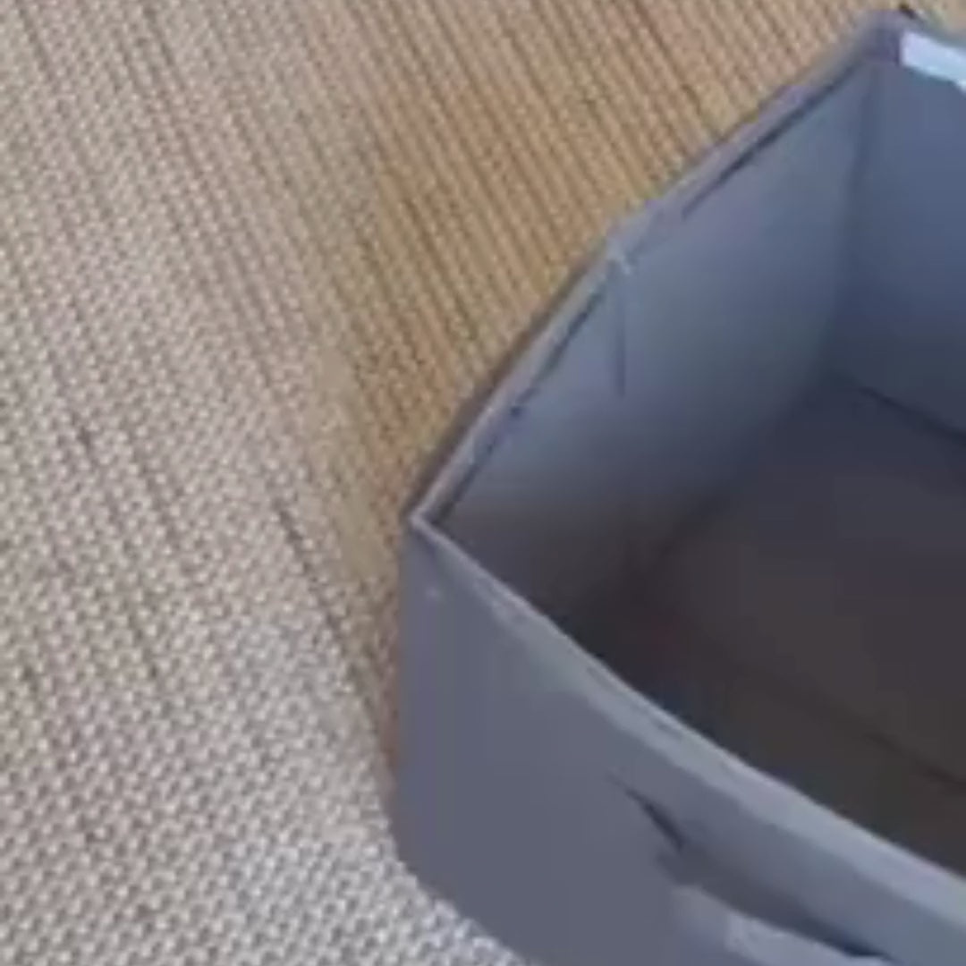 שמרו על הנעליים שלכם כמו חדשות ומצאו כל זוג ברגע! קופסת האחסון הייחודית שלנו היא הפתרון המושלם לסדר וארגון בארון, עם חוצצים פנימיים הניתנים להתאמה אישית מלאה לכל סוגי הנעליים.