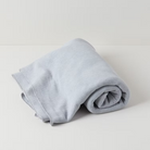 תקריב של טקסטורת וופל על שמיכת כותנה אורגנית בצבע אפור מלאנג