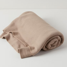 תקריב של טקסטורת וופל על שמיכת כותנה אורגנית בצבע חום שוקו