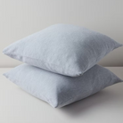  כריות נוי וופל מכותנה אורגנית מסודרות בשורה בצבע אפור מלאנג'.